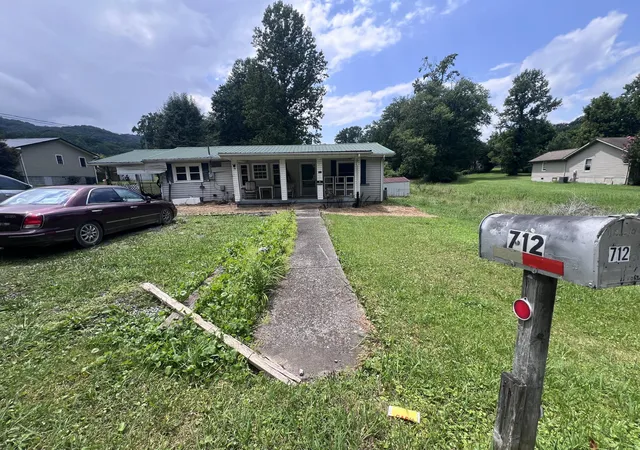 Photo 1 of Single family home for sale at 712 Balmoral Rd, Middlesboro, KY 40965 | MLS# 26019521 | Listing updated on 2026-08-12