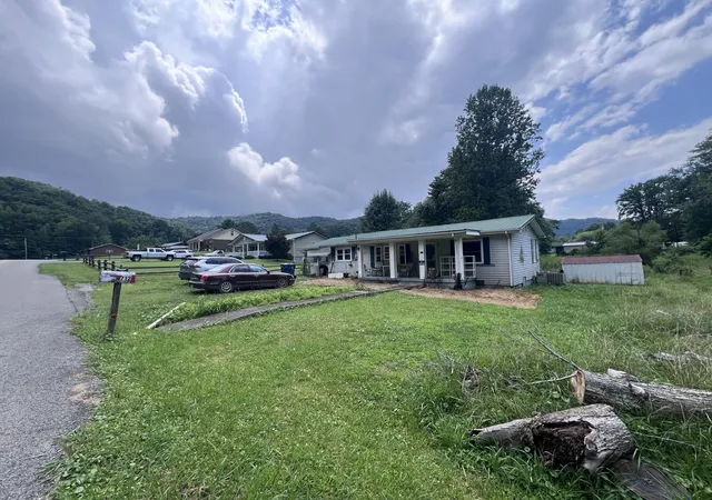 Photo 2 of Single family home for sale at 712 Balmoral Rd, Middlesboro, KY 40965 | MLS# 26019521 | Listing updated on 2026-08-12