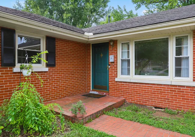 Photo 3 of Sale Pending at 1600 Atlanta Dr, Lexington, KY 40505 | MLS# 26019592 | Listing updated on 2026-10-13