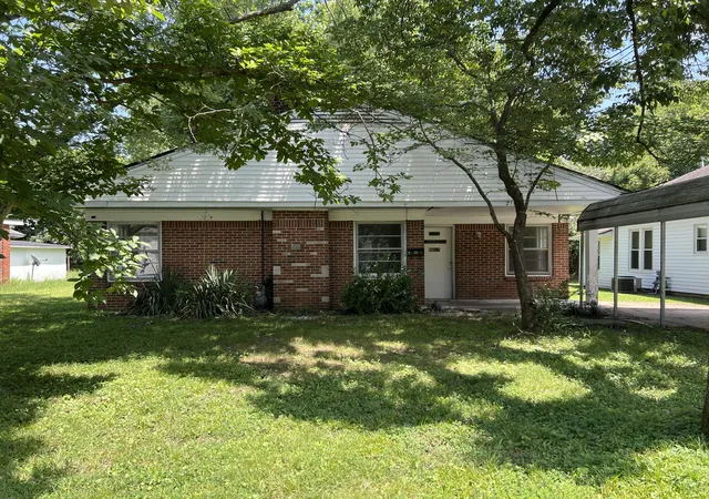 Photo 1 of Single family home for sale at 211 S 15th Street, Murray, KY 42071 | MLS# 26019754 | Listing updated on 2026-09-24