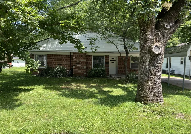 Photo 2 of Single family home for sale at 211 S 15th Street, Murray, KY 42071 | MLS# 26019754 | Listing updated on 2026-09-24