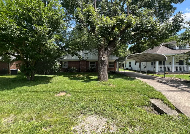 Photo 3 of Single family home for sale at 211 S 15th Street, Murray, KY 42071 | MLS# 26019754 | Listing updated on 2026-09-24