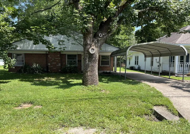 Photo 4 of Single family home for sale at 211 S 15th Street, Murray, KY 42071 | MLS# 26019754 | Listing updated on 2026-09-24