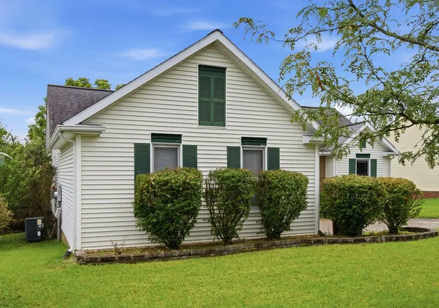 Photo 3 of Single family home for sale at 300 Lakeshore Cir, Georgetown, KY 40324 | MLS# 26020355 | Listing updated on 2026-09-28