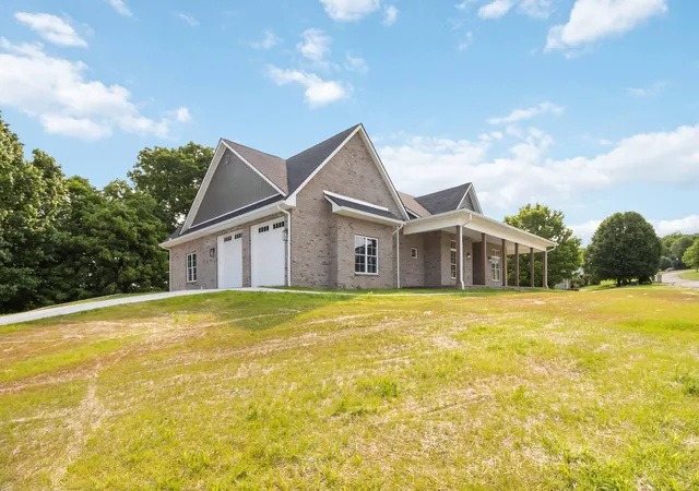 Photo 2 of Single family home for sale at 370 Splendor View Dr, Somerset, KY 42503 | MLS# 26019680 | Listing updated on 2026-09-07