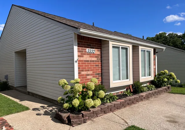 Photo 3 of Sale Pending at 3332 Fox Tr Rd, Lexington, KY 40515 | MLS# 26019814 | Listing updated on 2026-10-13