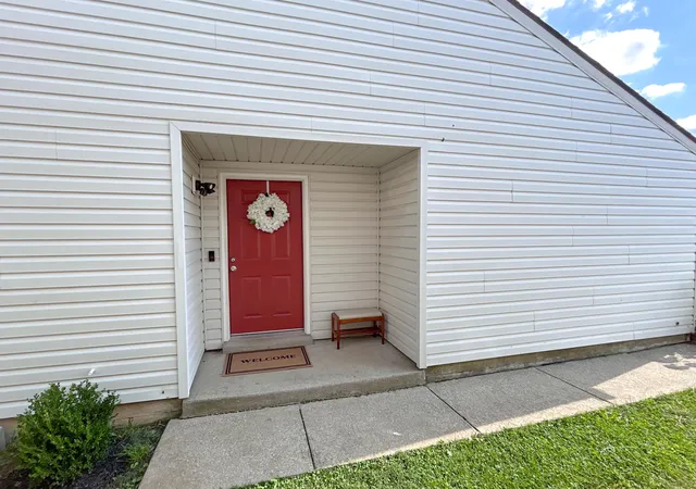 Photo 3 of Sale Pending at 3332 Fox Tr Rd, Lexington, KY 40515 | MLS# 26019814 | Listing updated on 2026-10-13