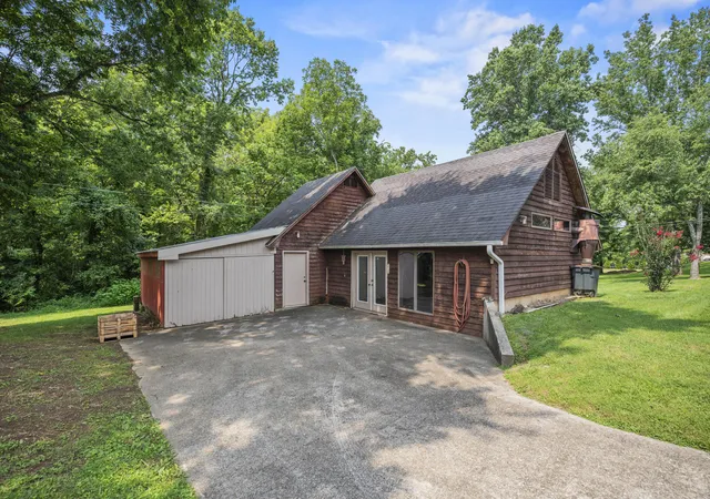 Photo 2 of Single family home for sale at 2075 Greentree Dr, Richmond, KY 40475 | MLS# 26019768 | Listing updated on 2026-10-22