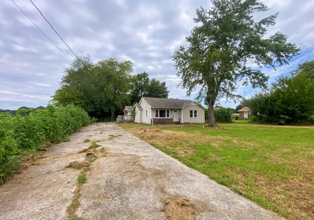 Photo 2 of Sale Pending at 1115 Airport Rd, Murray, KY 42071 | MLS# 26019762 | Listing updated on 2026-09-15