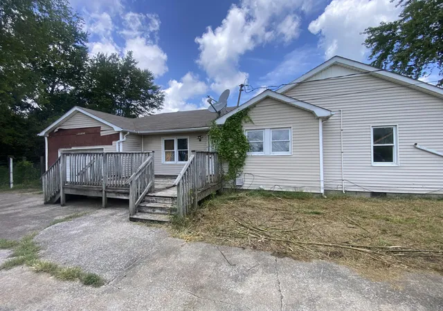 Photo 3 of Sale Pending at 1115 Airport Rd, Murray, KY 42071 | MLS# 26019762 | Listing updated on 2026-09-15