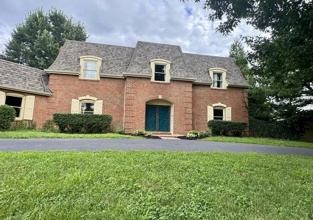 Photo 2 of Single family home for sale at 972 Edgewater Dr, Lexington, KY 40502 | MLS# 26019858 | Listing updated on 2026-09-06