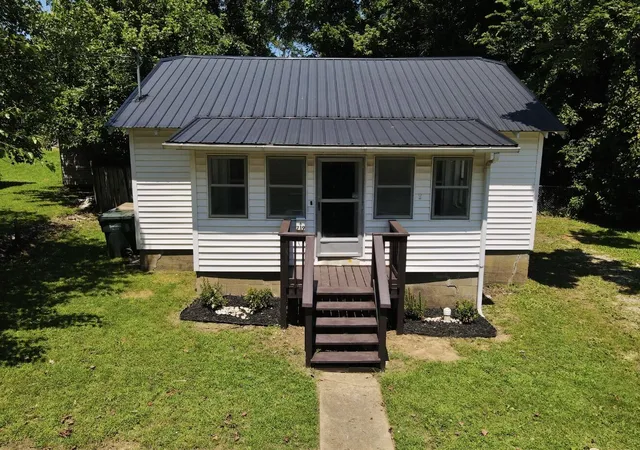 Photo 1 of Single family home for sale at 719 Hodge St, Madisonville, KY 42431 | MLS# 26019918 | Listing updated on 2026-09-08