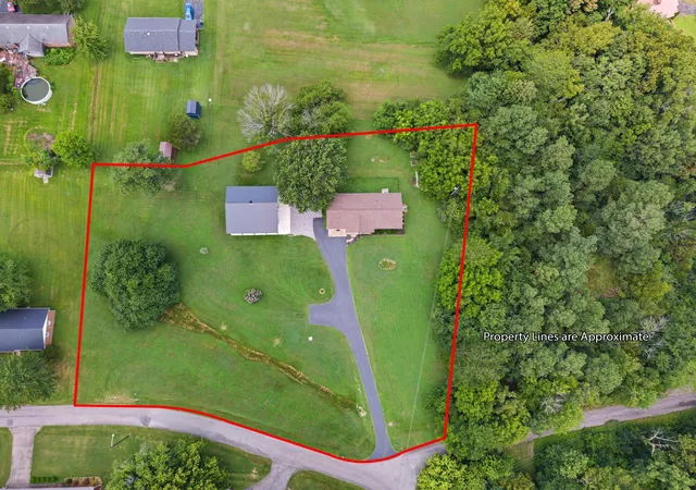 Photo 2 of Sale Pending at 402 Harmon Dr, Marion, KY 42064 | MLS# 26020114 | Listing updated on 2026-09-10
