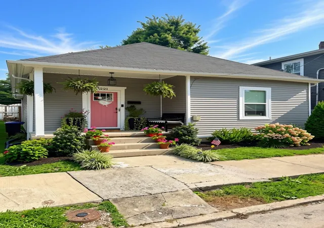 Photo 1 of Single family home for sale at 221 Murray St, Frankfort, KY 40601 | MLS# 26019976 | Listing updated on 2026-09-10