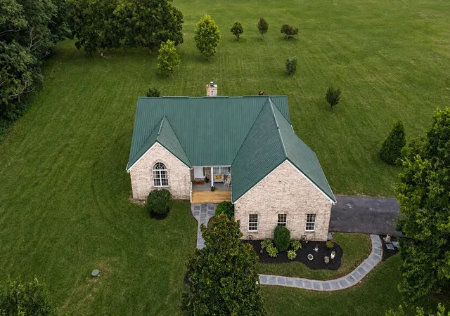 Photo 3 of Single family home for sale at 2639 Weisenberger Ml Rd, Midway, KY 40347 | MLS# 26019997 | Listing updated on 2026-08-11