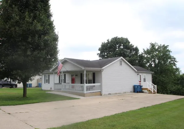Photo 2 of Single family home for sale at 1037 David Dr, Lawrenceburg, KY 40342 | MLS# 26020091 | Listing updated on 2026-10-05