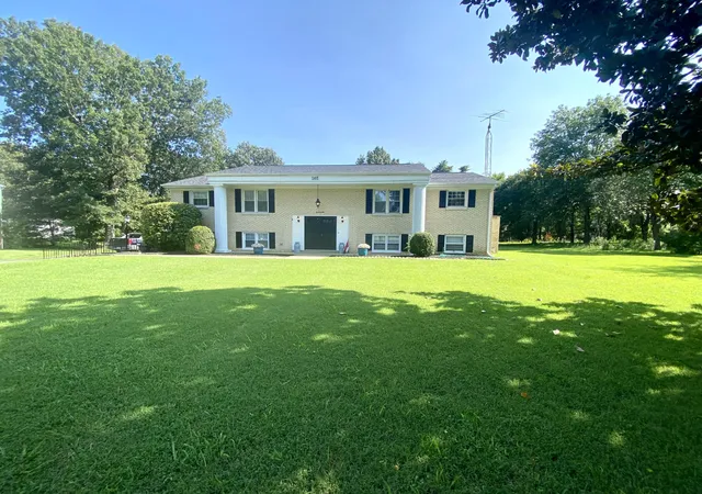Photo 3 of Sale Pending at 145 Hillmont Dr, Paducah, KY 42003 | MLS# 26021025 | Listing updated on 2026-09-11