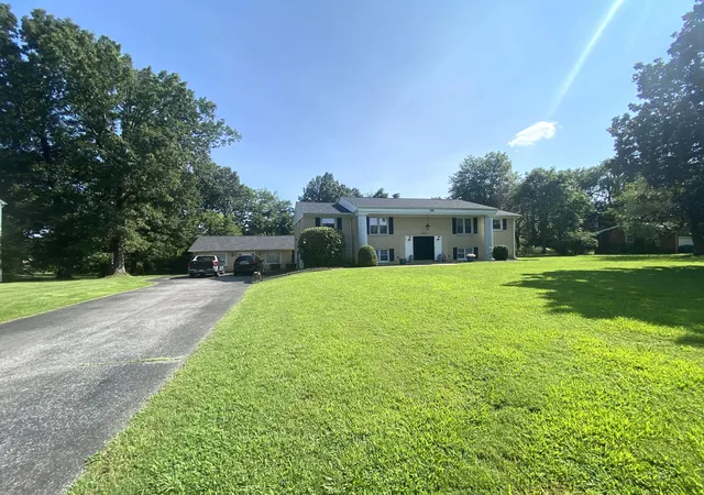 Photo 3 of Sale Pending at 145 Hillmont Dr, Paducah, KY 42003 | MLS# 26021025 | Listing updated on 2026-09-11