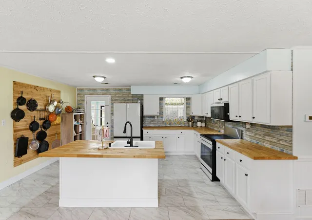 Photo 3 of Single family home for sale at 10494 Battlefield Memorial Hwy, Berea, KY 40403 | MLS# 26020029 | Listing updated on 2026-09-29