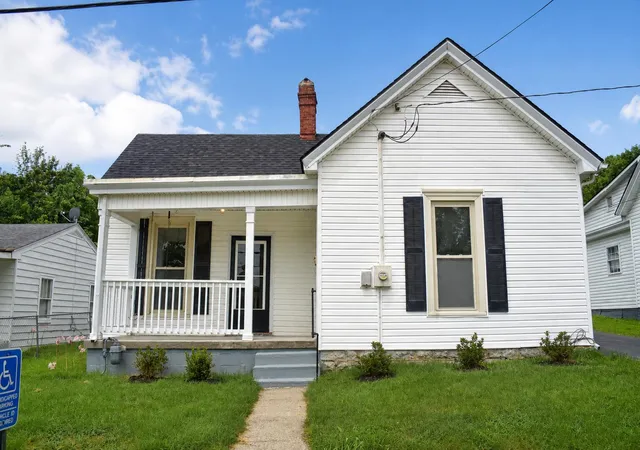 Photo 1 of Single family home for sale at 32 Jackson St, Winchester, KY 40391 | MLS# 26020135 | Listing updated on 2026-09-28