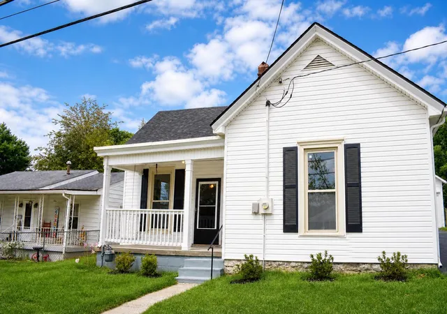Photo 2 of Single family home for sale at 32 Jackson St, Winchester, KY 40391 | MLS# 26020135 | Listing updated on 2026-09-28
