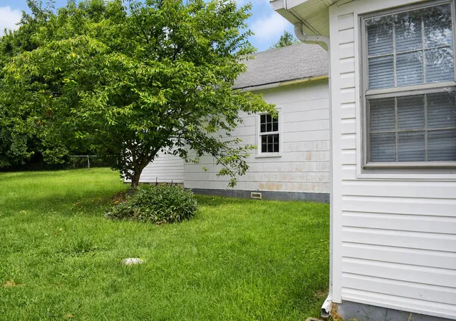Photo 3 of Single family home for sale at 32 Jackson St, Winchester, KY 40391 | MLS# 26020135 | Listing updated on 2026-10-05