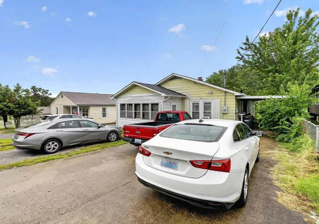 Photo 3 of Single family home for sale at 441 Weldon St, Madisonville, KY 42431 | MLS# 26020058 | Listing updated on 2026-09-20