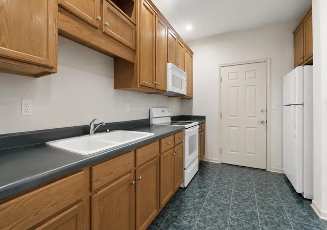 Listing Photo 5 - Condo for sale in building located at 402 Blue Rose Ct, Louisville, KY 40223