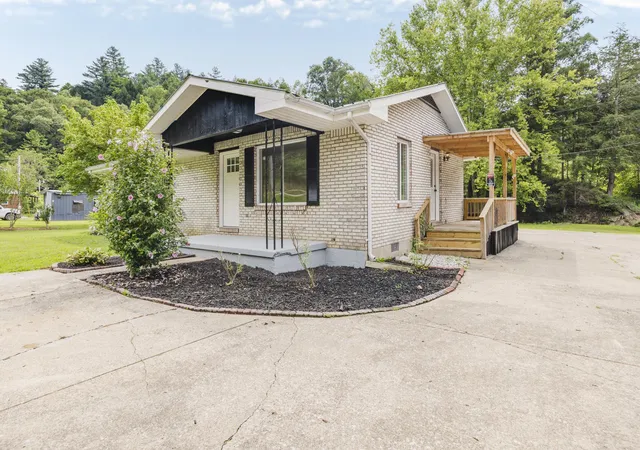 Photo 3 of Single family home for sale at 5390 Highway 191, Campton, KY 41301 | MLS# 26020525 | Listing updated on 2026-09-08
