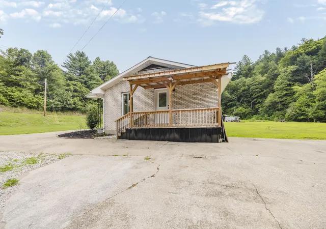 Photo 4 of Single family home for sale at 5390 Highway 191, Campton, KY 41301 | MLS# 26020525 | Listing updated on 2026-09-08