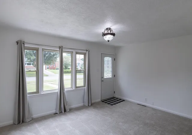 Photo 4 of Sale Pending at 804 Della Dr, Lexington, KY 40504 | MLS# 26020086 | Listing updated on 2026-10-13