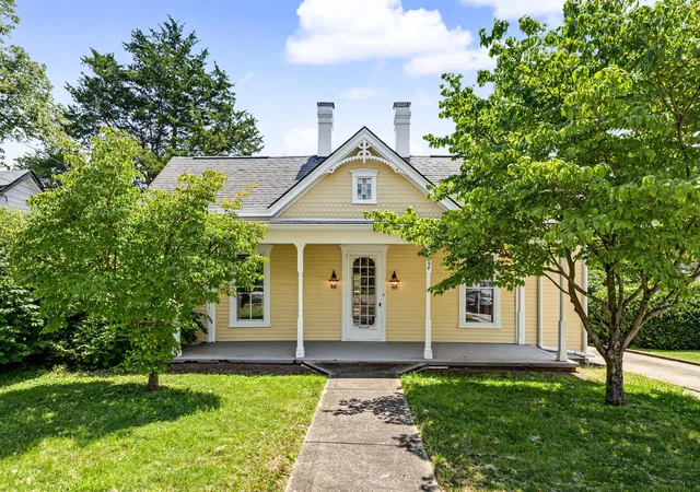 Photo 1 of Single family home for sale at 208 S Winter St, Midway, KY 40347 | MLS# 26020088 | Listing updated on 2026-09-08