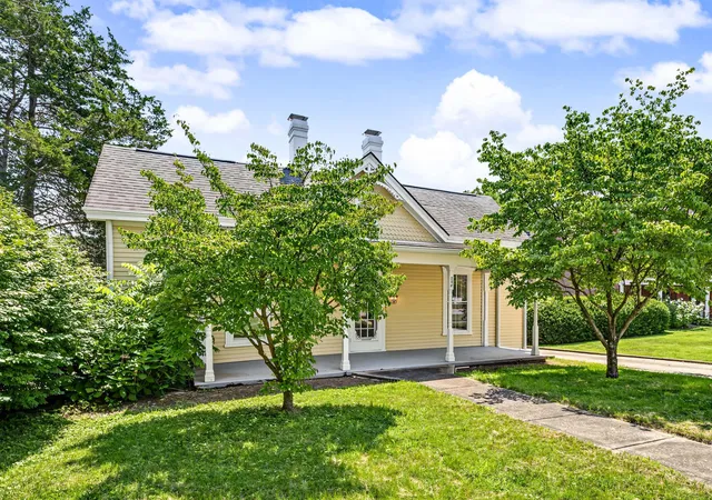 Photo 2 of Single family home for sale at 208 S Winter St, Midway, KY 40347 | MLS# 26020088 | Listing updated on 2026-09-08