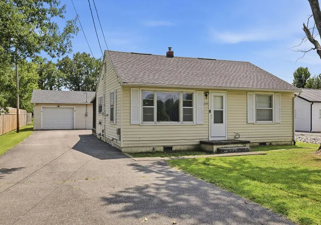 Photo 2 of Sale Pending at 3245 Estes Ln, Paducah, KY 42003 | MLS# 26021668 | Listing updated on 2026-08-17