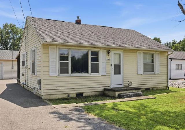 Photo 3 of Sale Pending at 3245 Estes Ln, Paducah, KY 42003 | MLS# 26021668 | Listing updated on 2026-08-17