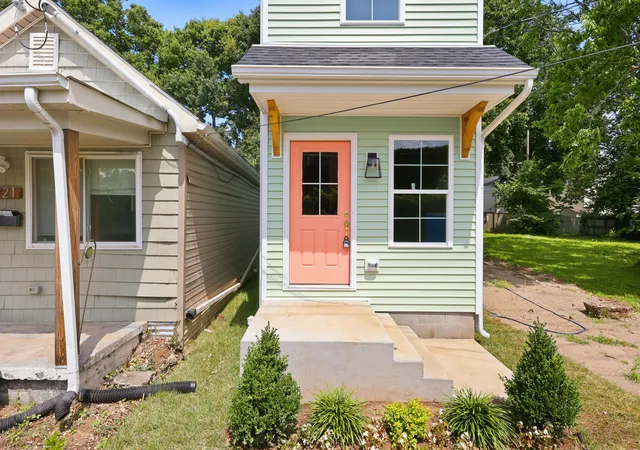 Photo 3 of Single family home for sale at 723 N Upper St, Lexington, KY 40508 | MLS# 26020210 | Listing updated on 2026-07-30