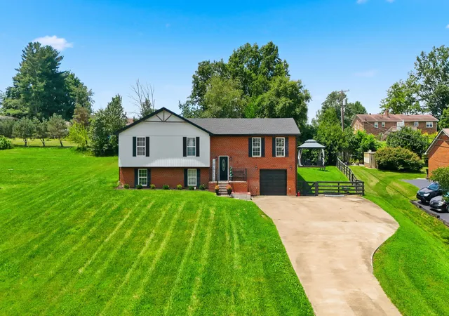 Photo 2 of Single family home for sale at 1756 Lancaster Rd, Richmond, KY 40475 | MLS# 26020186 | Listing updated on 2026-10-03