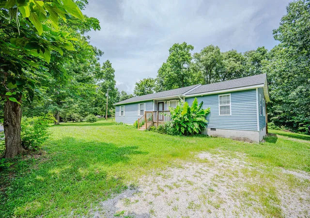 Photo 1 of Single family home for sale at 995 Cobhill Rd, Irvine, KY 40336 | MLS# 26020858 | Listing updated on 2026-09-16
