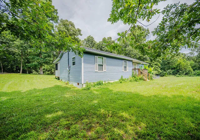 Photo 3 of Single family home for sale at 995 Cobhill Rd, Irvine, KY 40336 | MLS# 26020858 | Listing updated on 2026-09-16