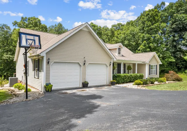 Photo 3 of Sale Pending at 43 Twisty Crk Rd, London, KY 40744 | MLS# 26021018 | Listing updated on 2026-09-16