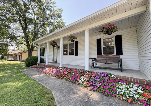 Photo 2 of Sale Pending at 6120 Springbrook Dr, Paducah, KY 42001 | MLS# 26020562 | Listing updated on 2026-08-20
