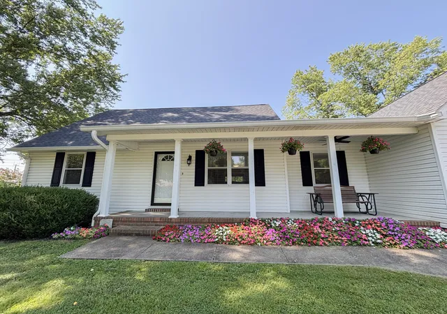 Photo 3 of Sale Pending at 6120 Springbrook Dr, Paducah, KY 42001 | MLS# 26020562 | Listing updated on 2026-08-20
