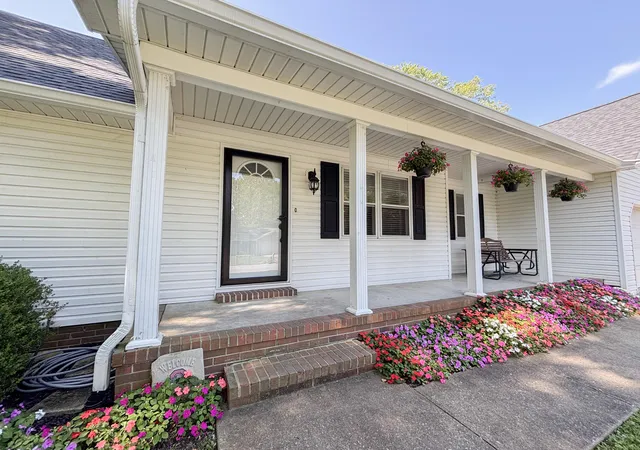 Photo 3 of Sale Pending at 6120 Springbrook Dr, Paducah, KY 42001 | MLS# 26020562 | Listing updated on 2026-08-20