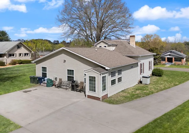 Photo 3 of Sale Pending at 211 Whitley St, London, KY 40741 | MLS# 26020425 | Listing updated on 2026-08-17