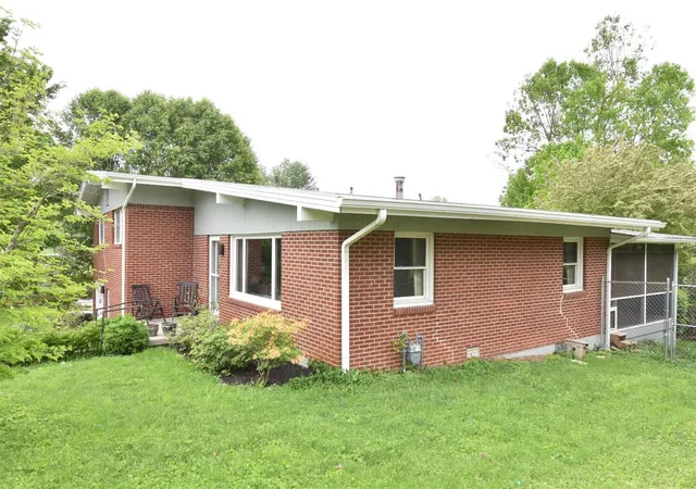 Photo 3 of Single family home for sale at 847 Shadeland Dr, Danville, KY 40422 | MLS# 26020536 | Listing updated on 2026-09-30