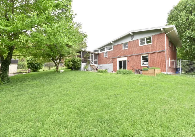 Photo 4 of Single family home for sale at 847 Shadeland Dr, Danville, KY 40422 | MLS# 26020536 | Listing updated on 2026-09-30