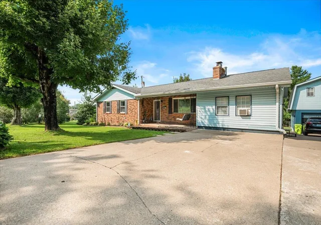 Photo 2 of Single family home for sale at 1406 Oak Ridge Rd, Corbin, KY 40701 | MLS# 26020564 | Listing updated on 2026-10-07