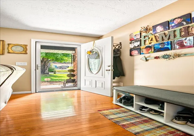 Photo 3 of Single family home for sale at 1406 Oak Ridge Rd, Corbin, KY 40701 | MLS# 26020564 | Listing updated on 2026-10-07