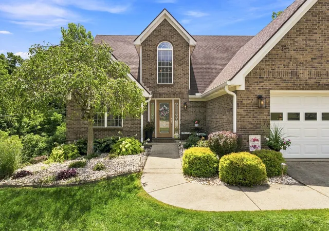 Photo 4 of Single family home for sale at 1002 Tyburn Ln, Frankfort, KY 40601 | MLS# 26020532 | Listing updated on 2026-09-25
