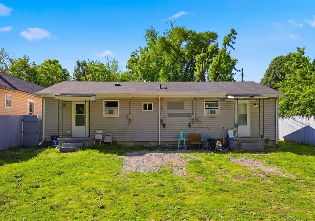 Listing Photo 2 - Condo for sale in building located at 415-417 Oak St, Lexington, KY 40508 - Unit #